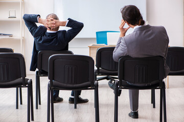 Obraz premium Two businessmen in the classroom in pandemic concept