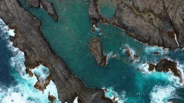 Insel Teneriffa bei wolkigem Wetter aus der Luft