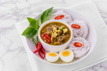 Rice Noodles with Green Curry Pork