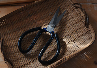 The scissors in the bamboo basket