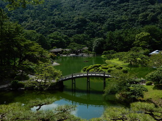 Obraz premium view of the pond of the ritsurin kouen park in takamatsu, japan