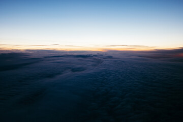 Wolkenlandschaft aus Flugzeug Cockpit