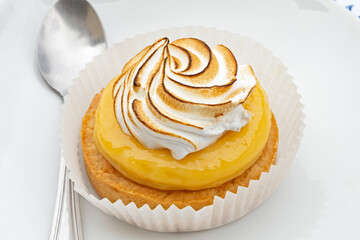 tartelette au citron meringuée dans une assiette