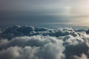 Wolkenlandschaft aus Flugzeug Cockpit