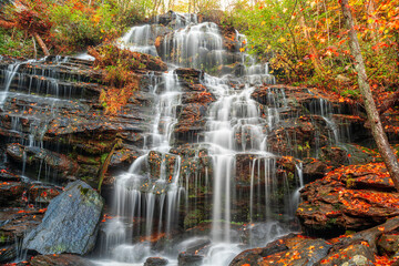 Issaqueena Falls during autumn season in Walhalla, South Carolina - obrazy, fototapety, plakaty