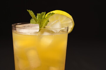 Bevanda fresca con limone, menta e ghiaccio
