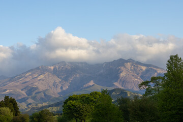 春の日光の山々と青空と白い雲