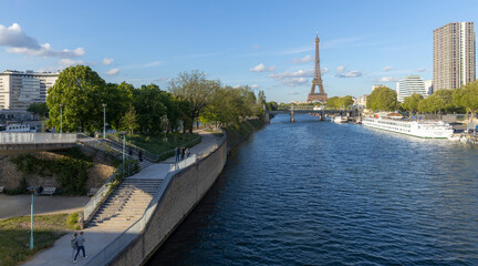 Fototapeta premium Tour-Eiffel depuis le pont de Grenelle