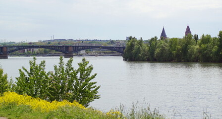 Der Blick auf die Theodor-Heuss-Brücke zwischen Mainz und Wiesbaden, der über dem Rhein verläuft mit dem Blick auf die St. Georg Kirche