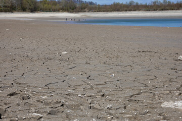 Abgelassener See mit Schlamm am Ufer 