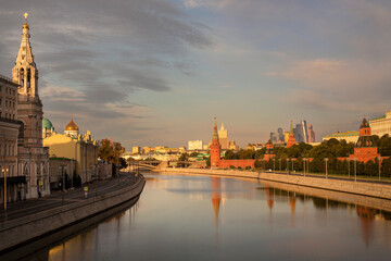 Obraz premium View of the Kremlin and the Moskva River at sunrise