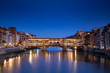 Fototapeta premium Ponte Vecchio over Arno river in Florence, Italy at blue hour after sunset.
