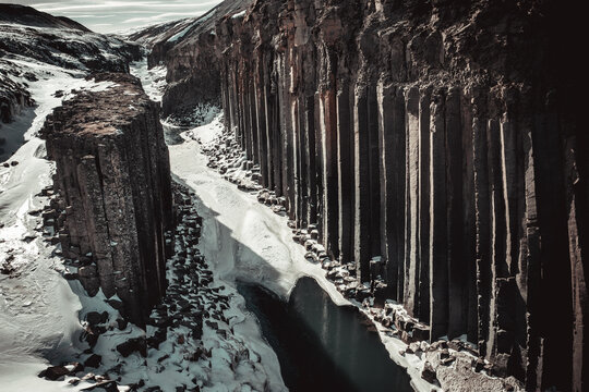 Ca&ntilde;on de columnas de basalto en Islandia desde punto de vista a&eacute;reo.