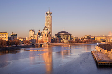 Obraz premium The building of the House of Music on the Moskva River in Moscow at dawn