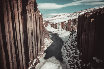 Cañon de columnas de basalto en Islandia desde punto de vista aéreo.