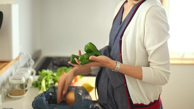 ネットスーパーで注文した商品を確認する女性