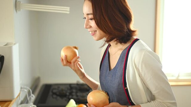 ネットスーパーで注文した食材を確認する女性