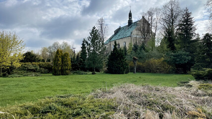 Widok na park przy kościele © michalsen