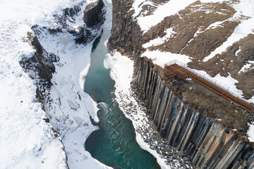 Cañon de columnas de basalto en Islandia desde punto de vista aéreo.