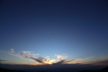 Sonnenuntergang mit Blauen Himmel und Wolken