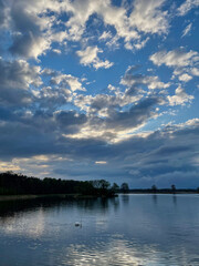 Fototapeta na wymiar Pochmurne niebo nad jeziorem