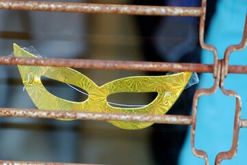 Maske als Schaufensterdekoration