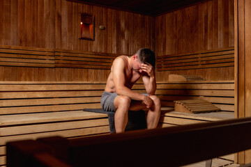 Mann in der Sauna