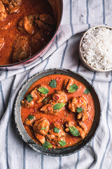 Curry rojo con hierbas frescas y arroz basmati