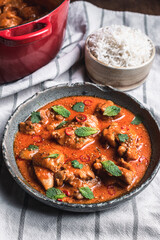 Curry rojo con hierbas frescas y arroz basmati