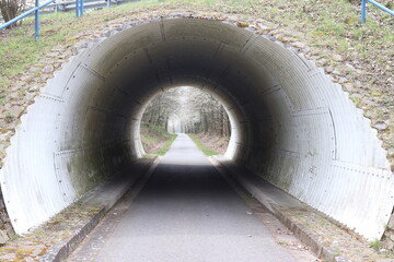 Unterführung. Tunnel. Fahrradweg. Wanderweg.