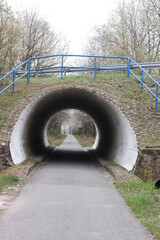 Unterführung. Tunnel. Fahrradweg. Wanderweg.