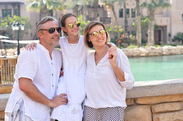 Obraz premium happy family posing in city