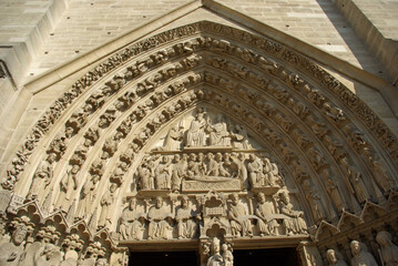 Sculptures du portail de Notre-Dame à Paris, France