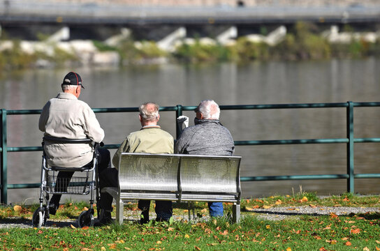 Pensionisten auf Parkbank am Traunsee, Österreich, Europa - Pensioners on park bench at Traunsee, Austria, Europe