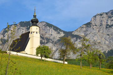 Pfarrkirche in Steinbach am Attersee im Frühjahr (Vöcklabruck, OÖ.) - Parish church in Steinbach...
