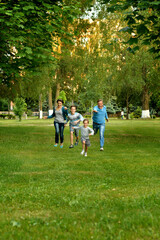 Naklejka premium happy parents and children running