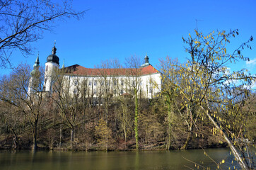 Teich beim Kloster Puchheim im Frühjahr, Österreich, Europa - Pond at Puchheim Monastery in spring, Austria, Europe © Spitzi-Foto