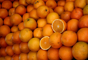 Naranjas-Toronjas juntas con una cortada a la mitad