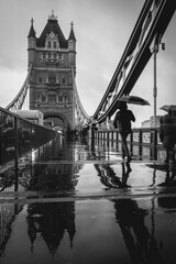 tower bridge a Londra, durante la pioggia
