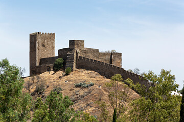 Naklejka premium Paisaje de Mértola con su castillo, Portugal.