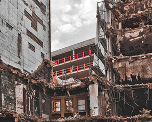 Für die neue Architektur muß das alte Gebäude weichen - Abbruch Baustelle in der Stadt