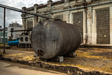 Stainless steel reservoirs for wine making