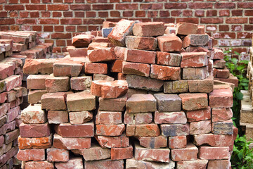 Obraz premium Die alten Ziegelsteine wurden nach dem Abbruch gesammelt und auf einem Stapel gelagert