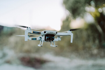 Drone suspendido en el aire
