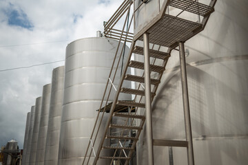 Stainless steel reservoirs for wine making
