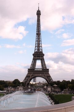 spectacular view of the eiffel tower