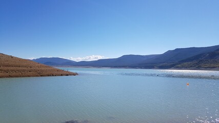 Obraz premium un bonito y tranquilo lago de montañas con agua azul limpia y cielo azul en España