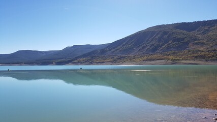 un bonito y tranquilo lago de montañas con agua azul limpia y cielo azul en España