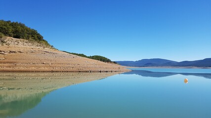 un bonito y tranquilo lago de montañas con agua azul limpia y cielo azul en España