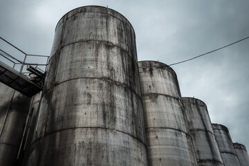 Stainless steel reservoirs for wine making